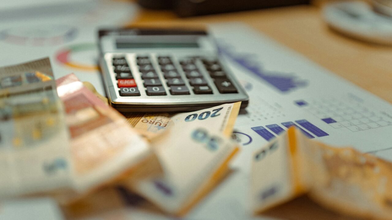 Pessoa analisando contrato de dívidas bancárias para avaliar a margem de renegociação com o banco